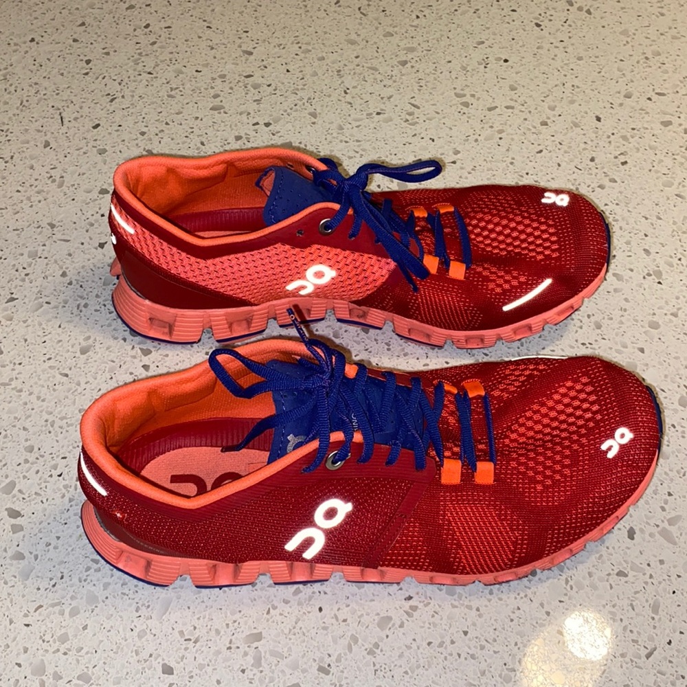 Red/ organice Oncloud running shoes